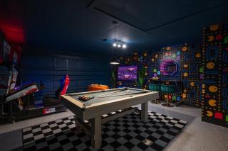 Tropical pop art getaway w Pool & Game Room - 7