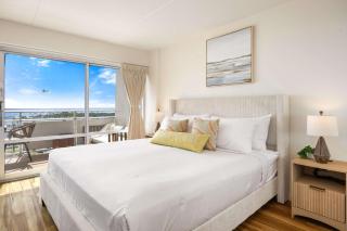 11FL Ilikai Studio with Lanai & Stunning Ocean Views - 7