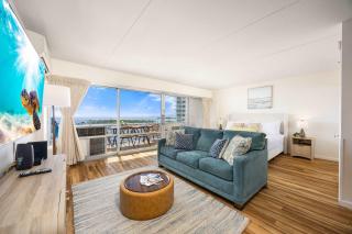 11FL Ilikai Studio with Lanai & Stunning Ocean Views - 8