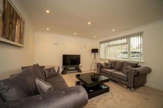 Spacious 5BR Family Home in Windsor Free Parking - 9