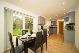 Spacious 5BR Family Home in Windsor Free Parking - 8