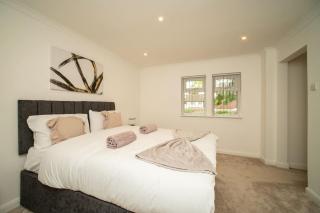 Spacious 5BR Family Home in Windsor Free Parking - 6