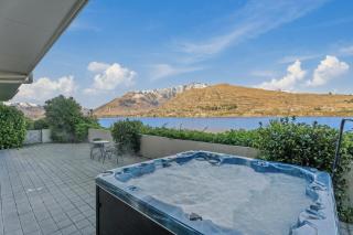 Huge Lakeside Retreat | Spa | Panoramic View - 0