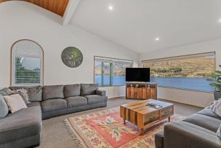 Huge Lakeside Retreat | Spa | Panoramic View - 7