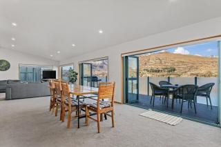 Huge Lakeside Retreat | Spa | Panoramic View - 2