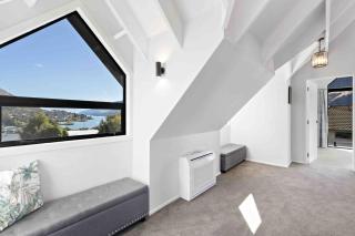 Spacious Alpine Retreat with Remarkable Views - 8