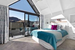 Spacious Alpine Retreat with Remarkable Views - 3