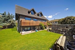 Spacious Alpine Retreat with Remarkable Views - 2