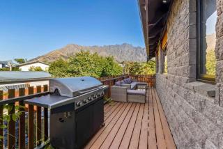 Spacious Alpine Retreat with Remarkable Views - 1