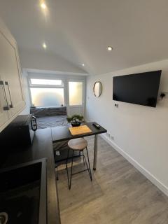Cosy Studio Flat Perfect for Short Stays - 8