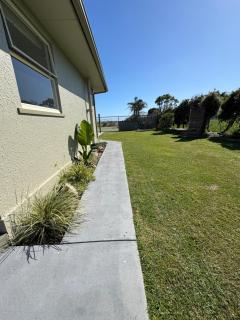 Spacious 2-Bedroom Guest House - Easy Access, Near Pukehina Beach - 7