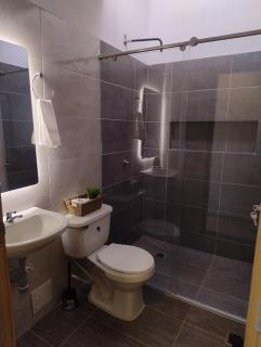 Suite moderna con parqueadero y cocina equipada - 4