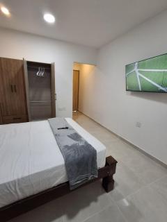 Suite moderna con parqueadero y cocina equipada - 1