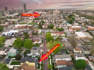 Walkable Downtown Entire Apt near Stadium with free parking - 9