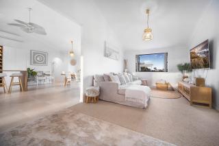 Lux 5Brs Waterfront Villa, near Surf Paradise, Heated Spa - 2