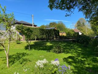 Le Petit Glen in Uplyme, situated on the river lym footpath into Lyme Regis - 1