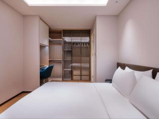 Novotel Living Shanghai Jingan - 2