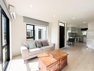 Peachful 5BR Retreat v Quiet Corner, Modern Comfort - 0