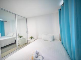 Cozy Central 3BR Apt Secure Comfortable - 3
