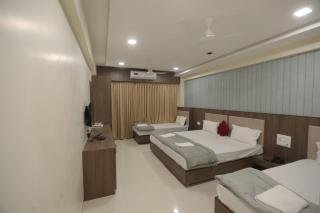 Royal Palace Hotel Surat Velanja - 1
