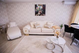 White Home Luxury-free private garage - 9