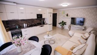 White Home Luxury-free private garage - 7