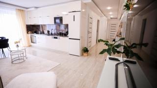 White Home Luxury-free private garage - 6