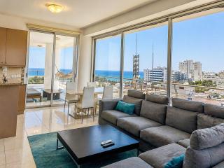 Stunning Sea & City View Apt - 3 min Walk to Beach - 8