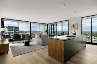 Elevated 3BR Stay - Views Amenities Parking - 0