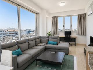 Stunning Sea & City View Apt - 3 min Walk to Beach - 8