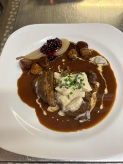 Gasthaus zum Hirsch Hotel - Restaurant - 1