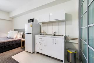 High Life Studio | King Bed | Kitchen | Pool - 7