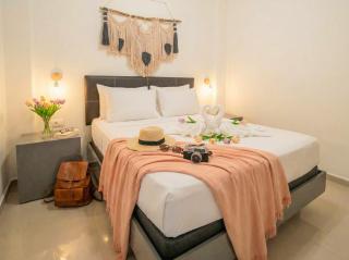 Tranquil Romantic & Family Suites, Sleeps 4-8, Pool, Kitchen, Fast WiFi, 7 min Walk Beach & 5th - 8