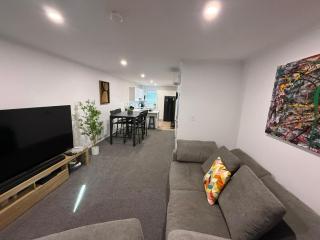 Modern Townhouse Near Airport - Cozy Private Room - 0
