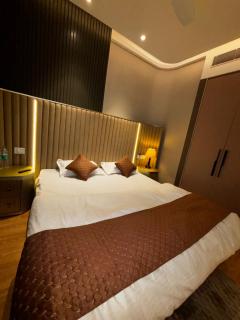 Sky-High Infinity Pool & Luxurious bedroom suite - 7