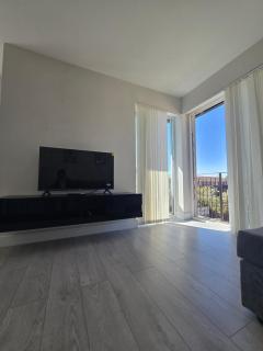Spacious 2BR with ensuite and AC unit and balcony near Heathrow - 7