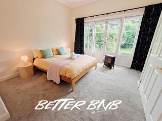 Fresh Classic 3BR Private Home Quiet Area Free Parking Easy Access - 3