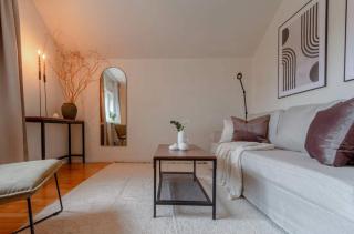 Bright 1BR Apartment with Balcony 20min to City - 8