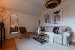 Bright 1BR Apartment with Balcony 20min to City - 5