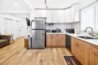 Quiet&Comfy 3BDRS Apt near DT, Concordia, Parking - 1