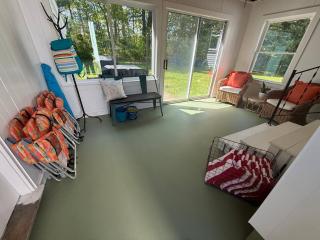 Salt Breeze Bungalow - Close to beaches and town - 6