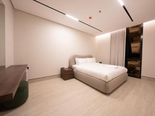 Amara BLVD 1BR Spacious Living Room 207 - 1