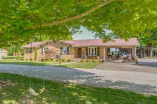 Covered Patio, Fire Pit & Grills: Olmstead Getaway - 8