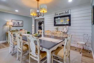 Covered Patio, Fire Pit & Grills: Olmstead Getaway - 7