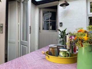 Stylish 3 bed home with Parking and patio - 3