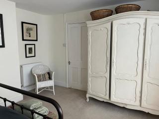 Stylish 3 bed home with Parking and patio - 1