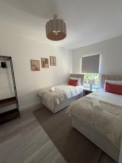 Modern 4 Bedroom Home ,Sleeps 9, prime location only 5 minutes walk to Tottenham Stadium - 7