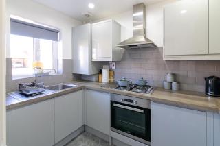 Bright 2BR House with Garden & Parking Sleeps 5 - 8