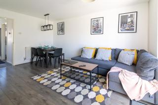 Bright 2BR House with Garden & Parking Sleeps 5 - 9