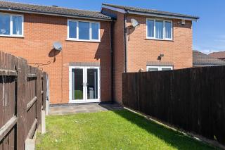 Bright 2BR House with Garden & Parking Sleeps 5 - 4